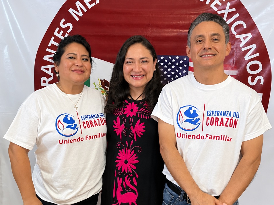 Ivonne Carrillo Borja y Victor Domínguez, con camisetas de Esperanza del Corazón, en un evento comunitario junto a otra persona