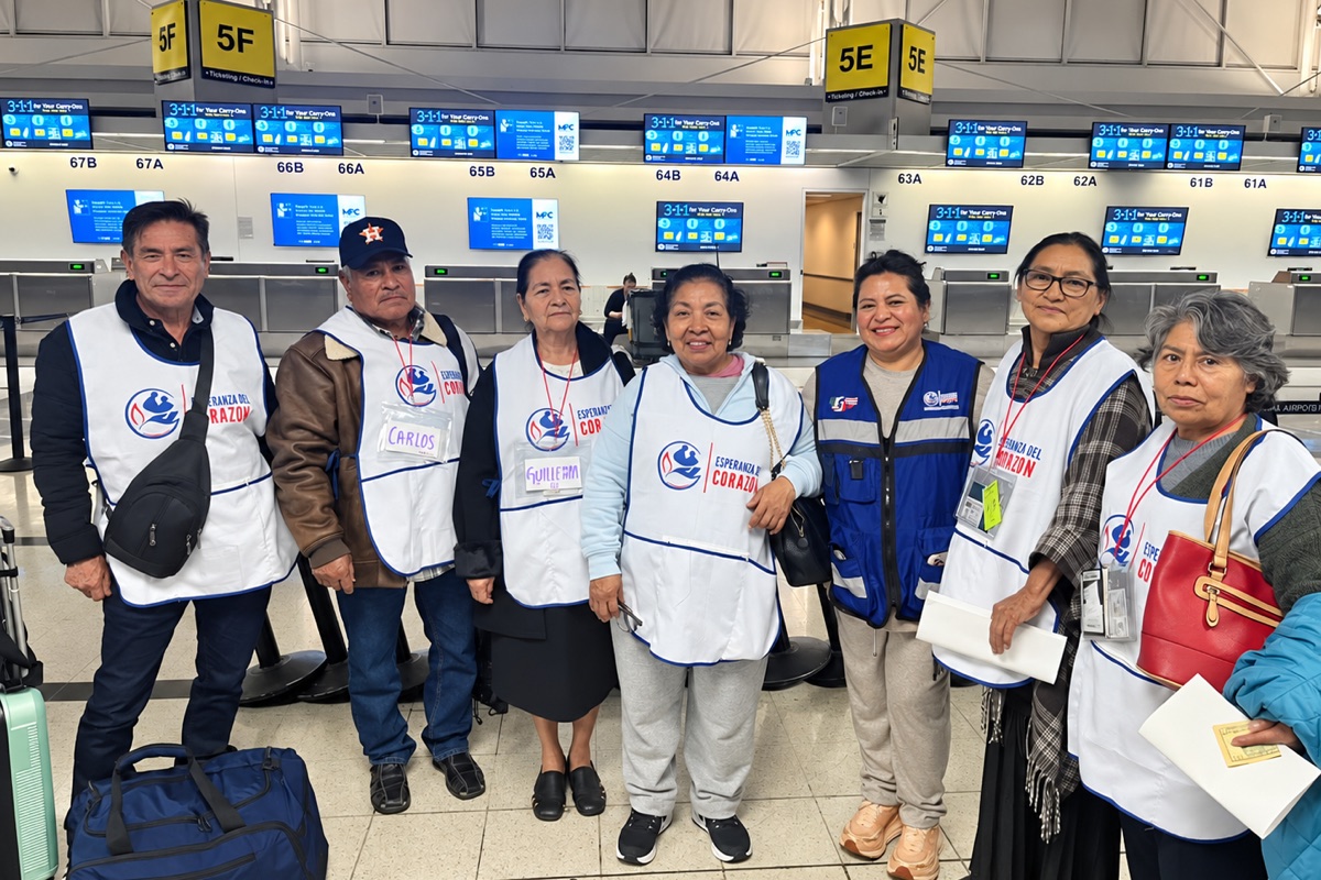 Participantes del programa con chalecos de Esperanza del Corazón en el área de documentación de un aeropuerto